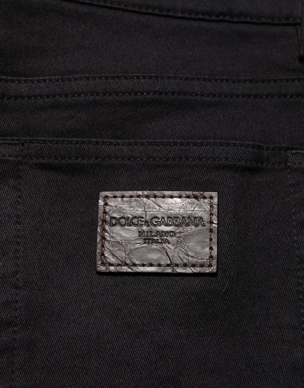 Patch en cuir embossé crocodile argenté avec dolce & gabbana milano italia sur jean denim foncé noir homme skinny
