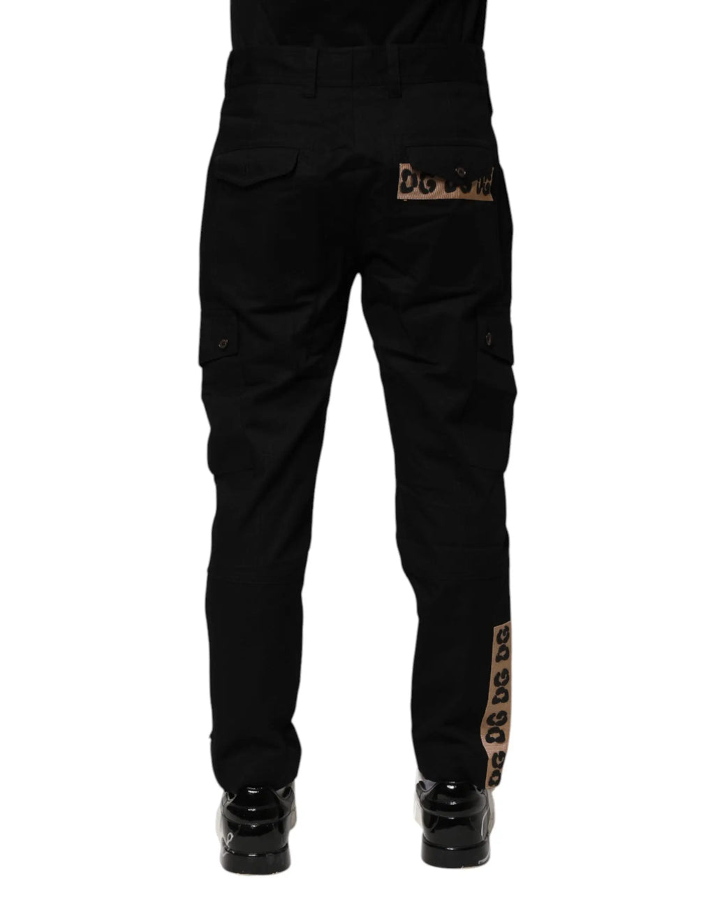 Vue arrière du pantalon cargo casual dolce & gabbana noir en coton avec patch logo marron et marquage vertical assorti