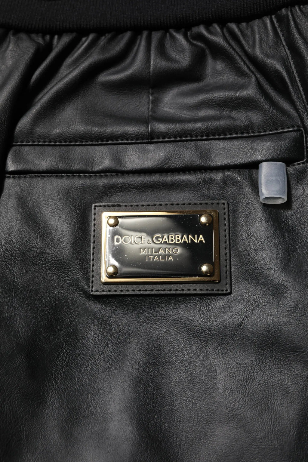 Pantalon jogger cargo homme dolce gabbana en coton noir avec plaque dorée dolce gabbana milano italia