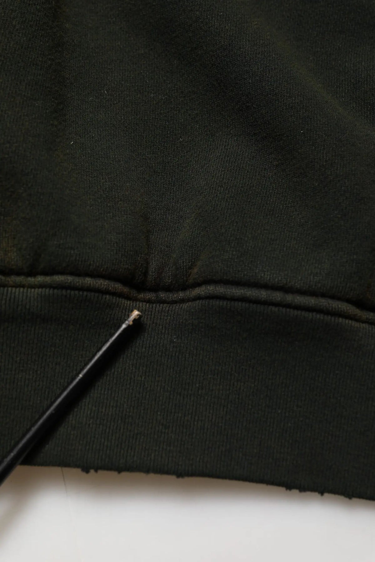 Dolce & Gabbana sweat-shirt noir en coton pour homme avec encolure ronde, ourlet effiloché et coutures visibles
