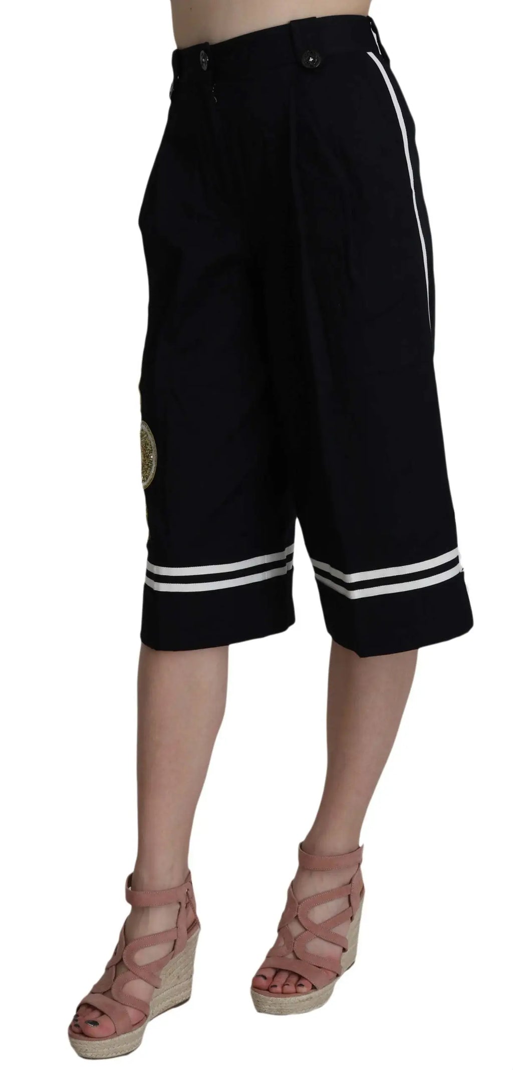 Pantalon court large noir en coton dolce gabbana avec rayures blanches et patch brodé circulaire sur le côté