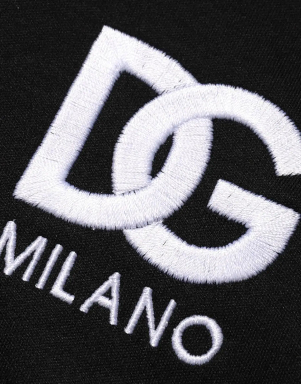 T-shirt noir en coton dolce & gabbana avec logo dg milano brodé en blanc sur le devant