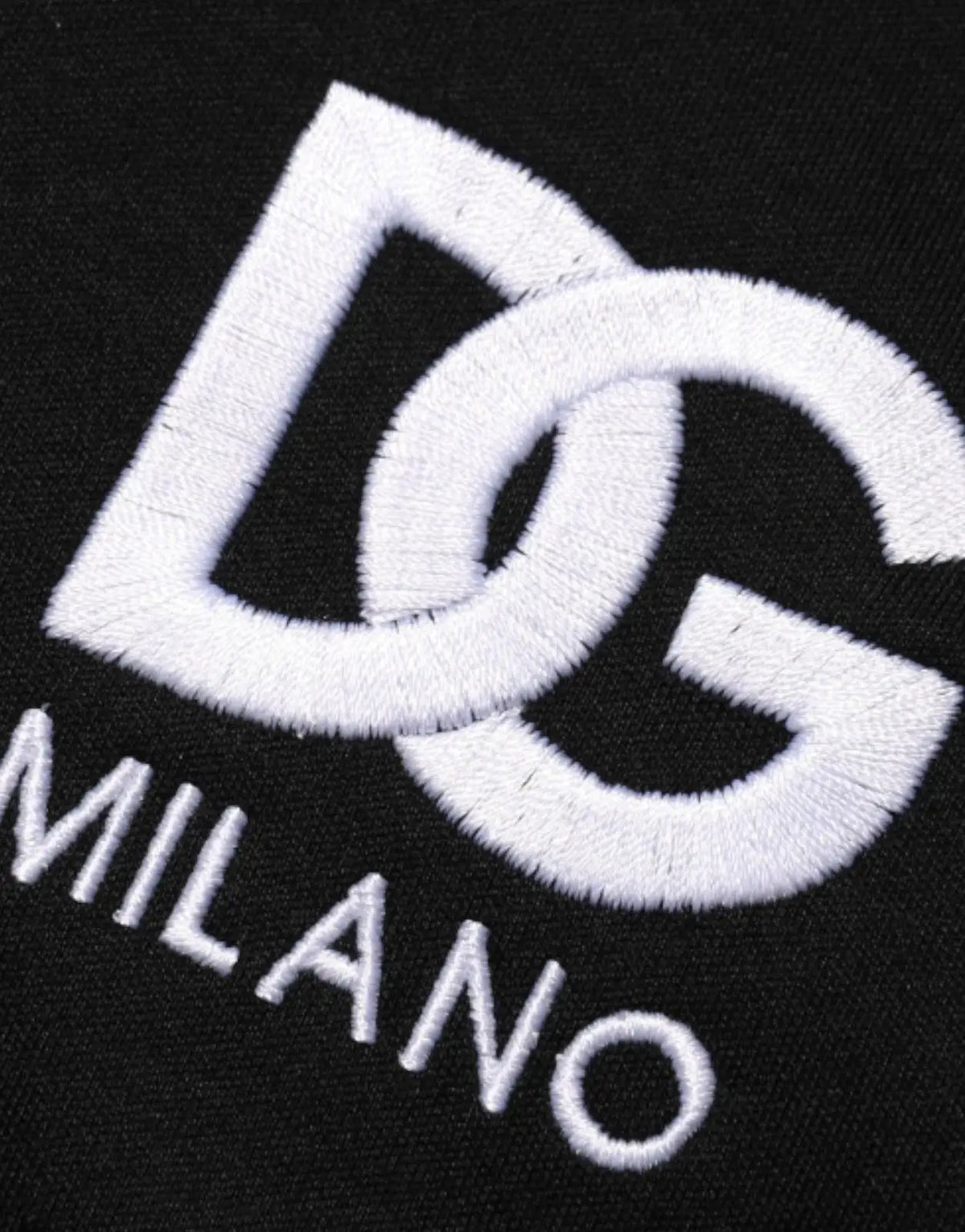 T-shirt noir en coton dolce & gabbana avec logo dg milano brodé en blanc sur le devant