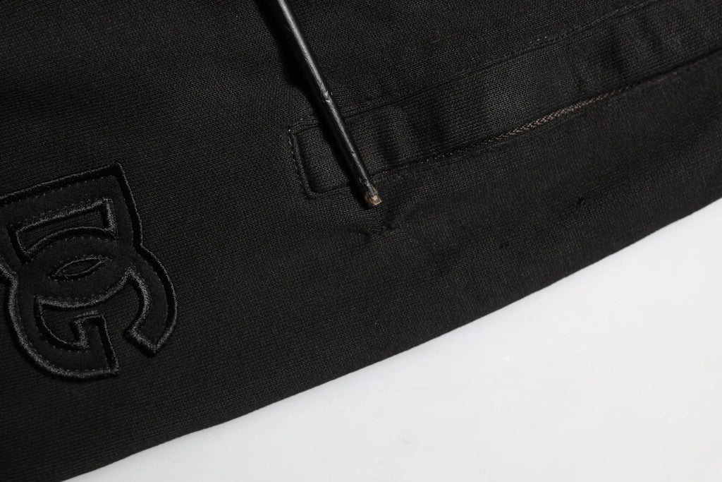 Patch logo dc noir brodé sur tissu foncé sur pantalon jogger homme dolce & gabbana en coton noir