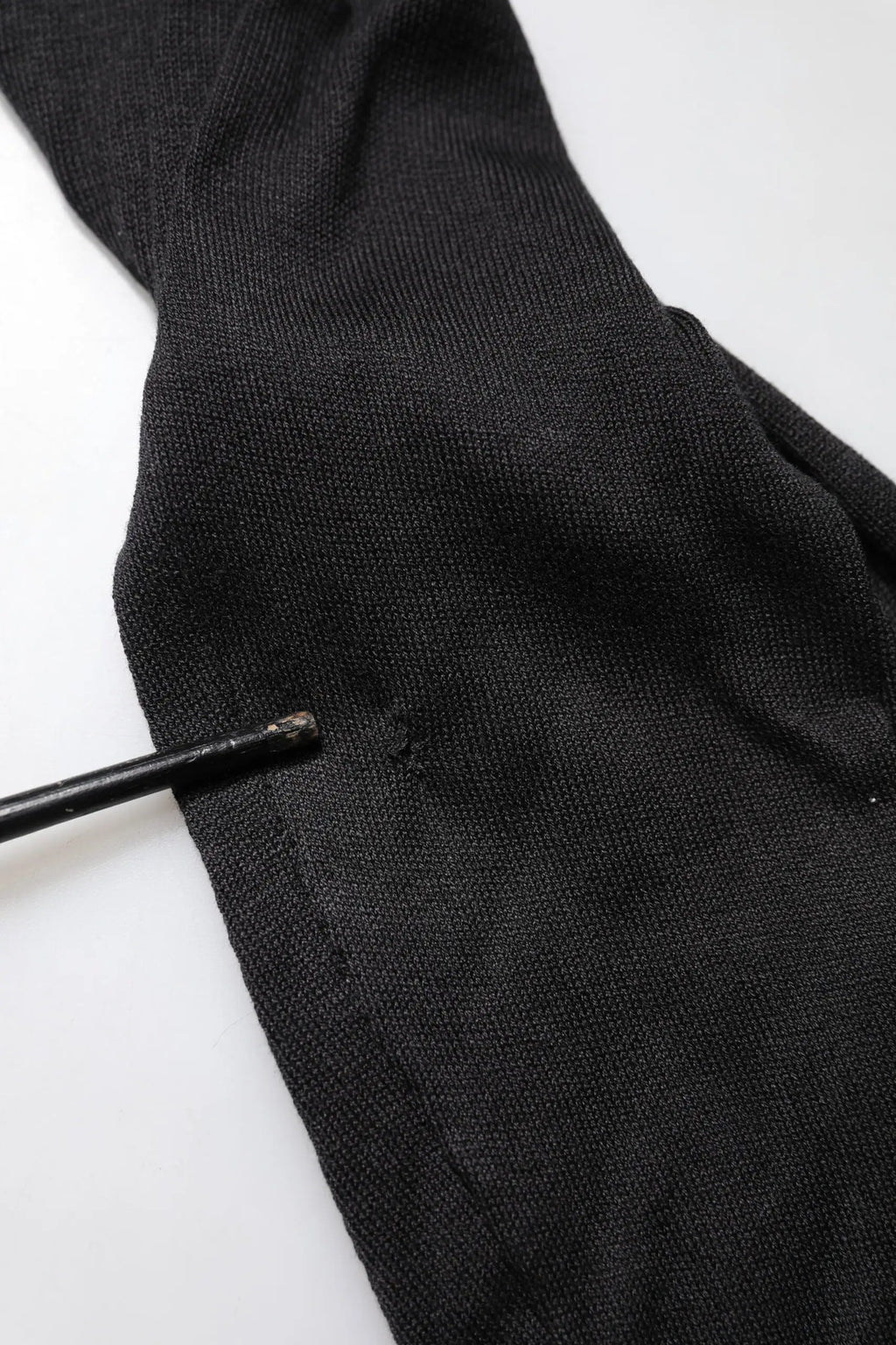 Chaussette noire en coton tricotée avec texture côtelée et petit trou près des orteils pour dolce & gabbana sweatshirt homme