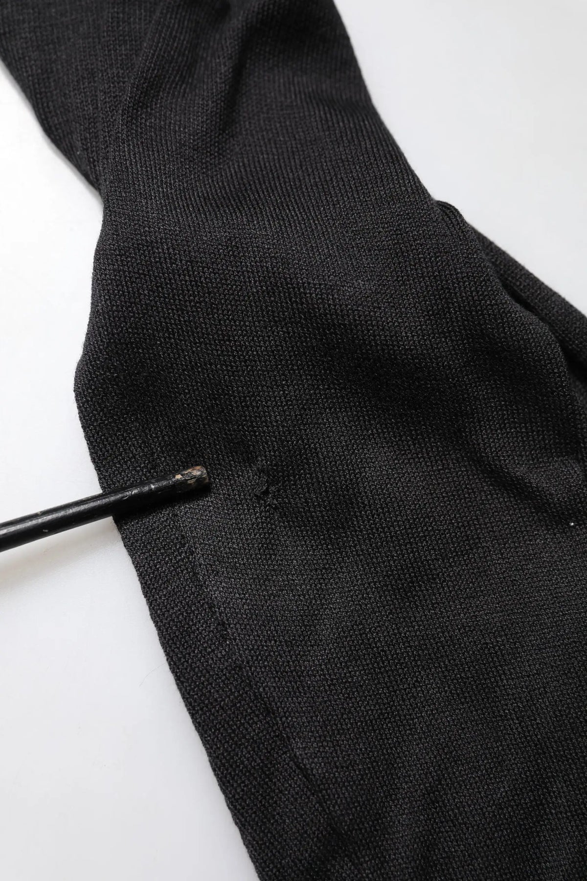 Chaussette noire en coton tricotée avec texture côtelée et petit trou près des orteils pour dolce & gabbana sweatshirt homme
