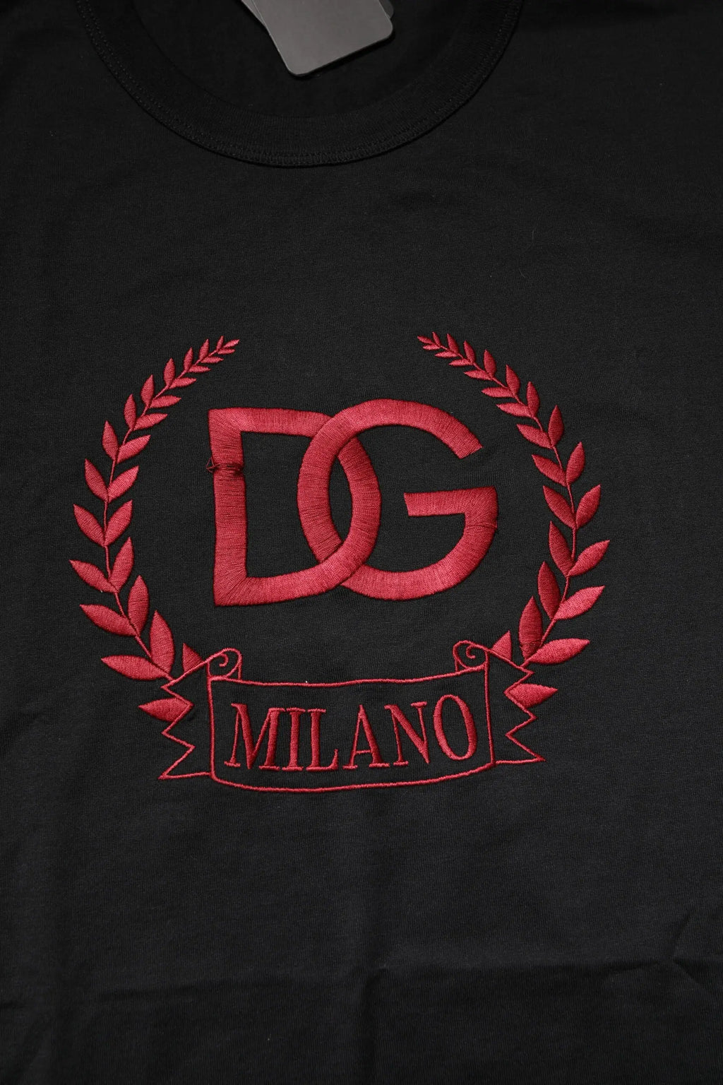 T-shirt noir dolce & gabbana en coton avec logo dg rouge brodé, couronne de laurier et bandeau milano