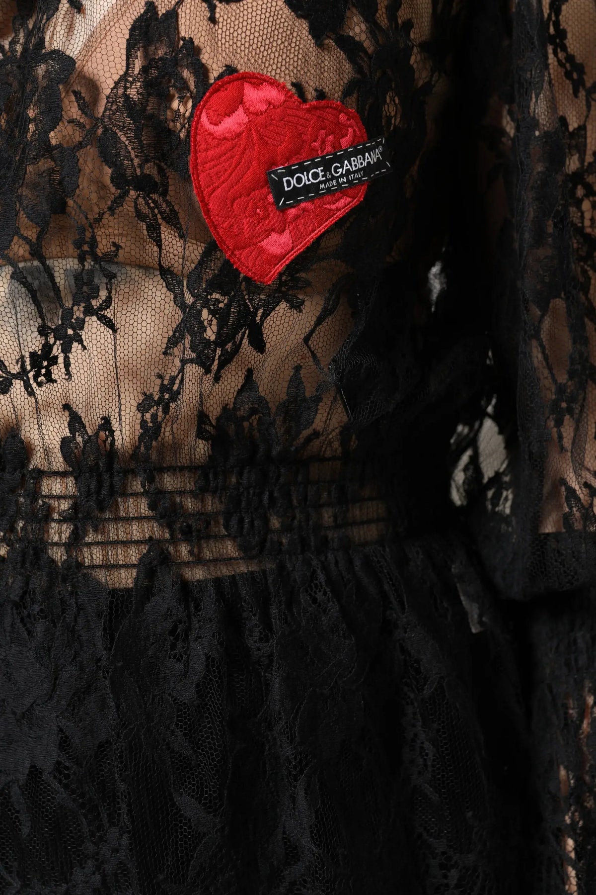 Blouse femme dolce gabbana en coton noir avec dentelle florale et patch cœur rouge brodé avec étiquette noire