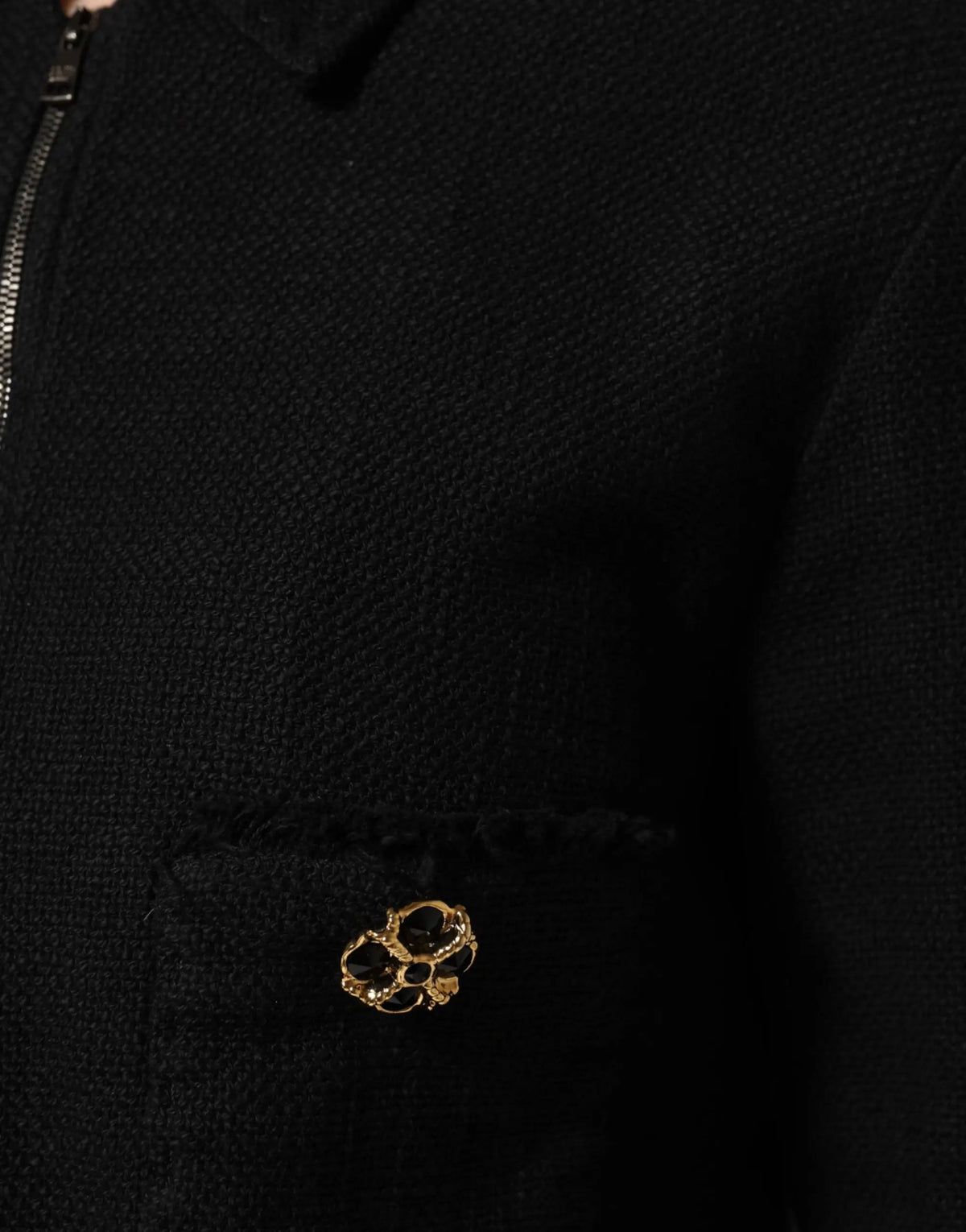 Broche tête de mort ton or avec pierres noires sur veste noire texturée en coton Dolce & Gabbana pleine fermeture éclair