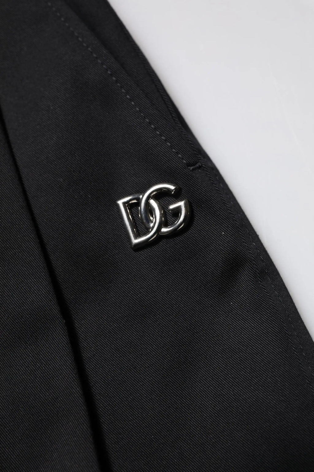 Pin logo argenté entrelacé dg sur tissu noir des pantalons larges taille haute en coton noir dolce gabbana