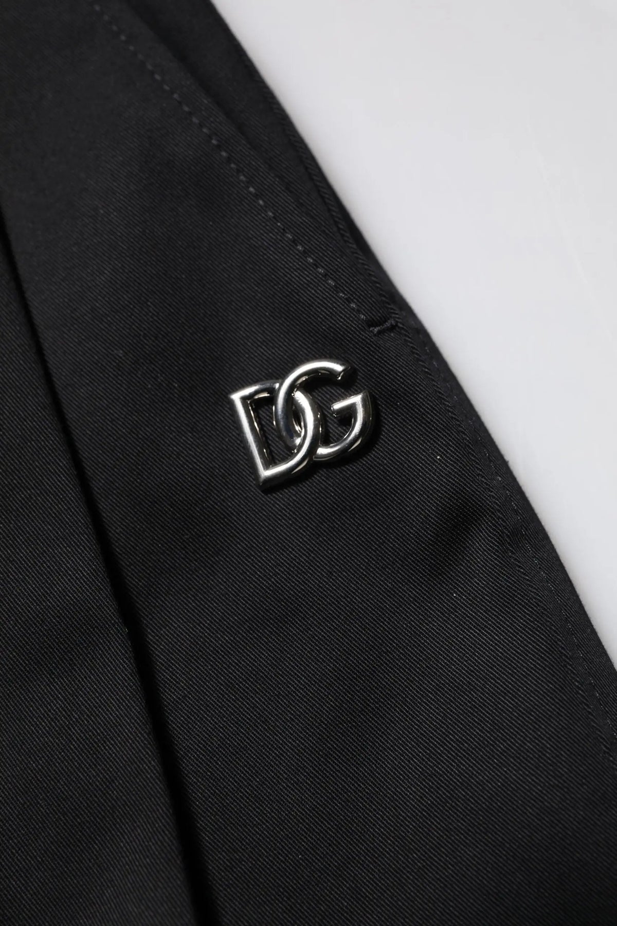 Pin logo argenté entrelacé dg sur tissu noir des pantalons larges taille haute en coton noir dolce gabbana