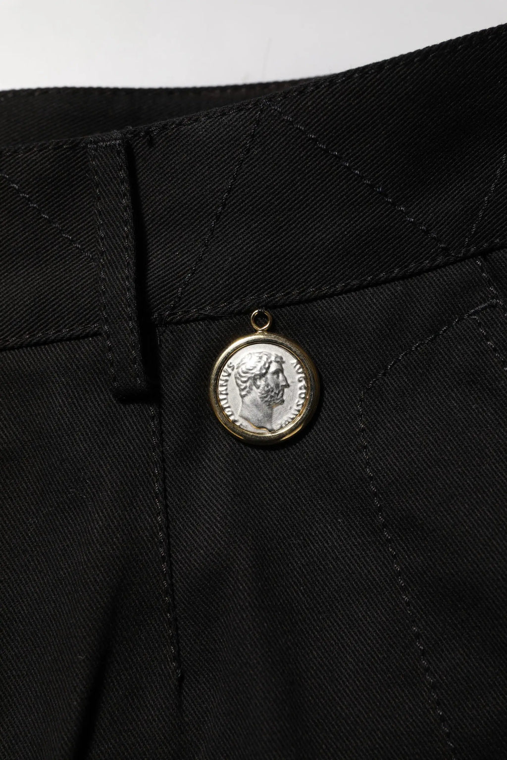 Pendentif en argent avec bord doré et portrait gravé sur fond de bermuda homme noir dolce gabbana en coton