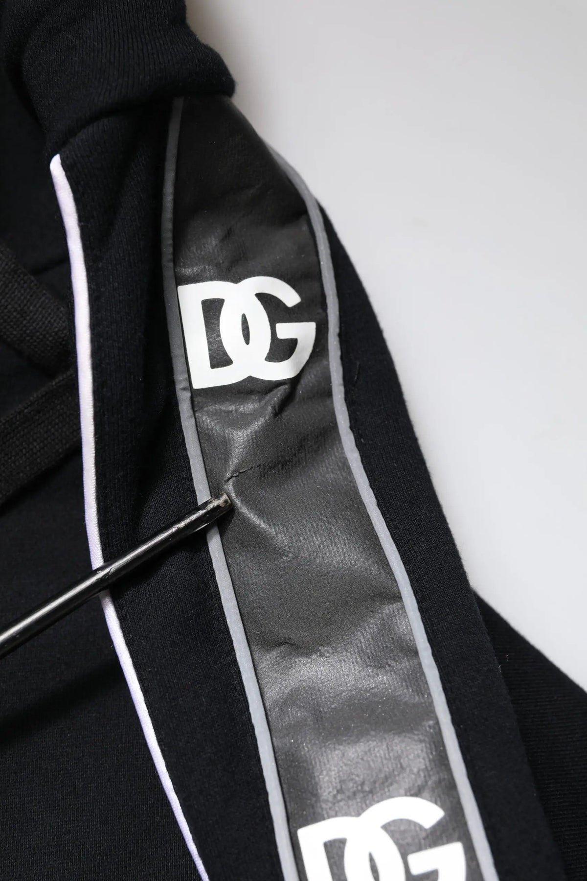 Dolce & Gabbana sweat à capuche noir en coton avec logo et bordure blanche et grise style dc shoes