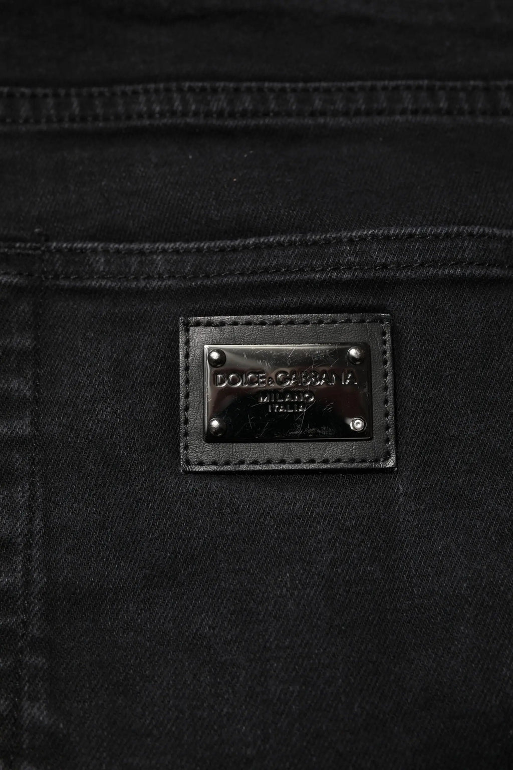 Jean slim noir en coton dolce & gabbana avec patch logo en cuir rectangulaire et lettres en métal argenté au dos