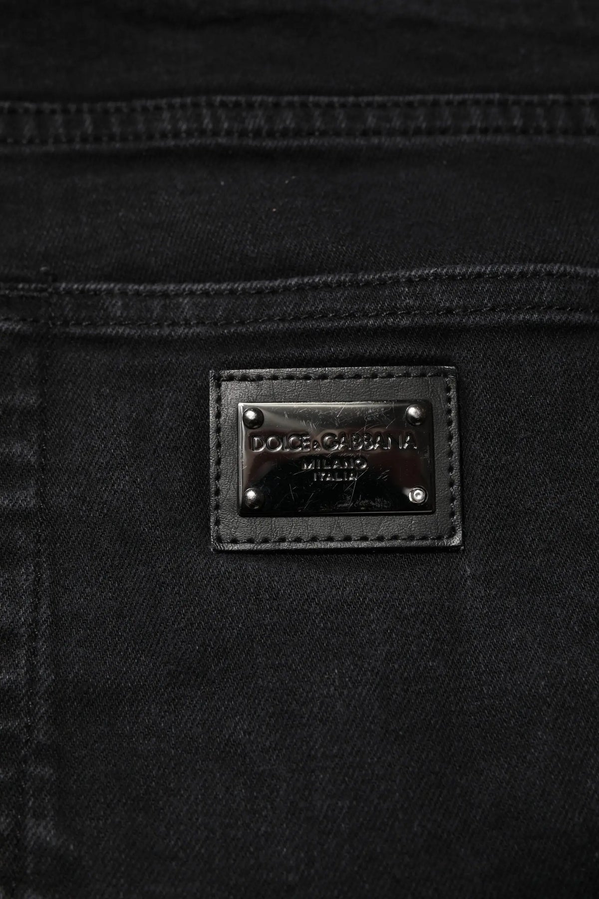 Jean slim noir en coton dolce & gabbana avec patch logo en cuir rectangulaire et lettres en métal argenté au dos