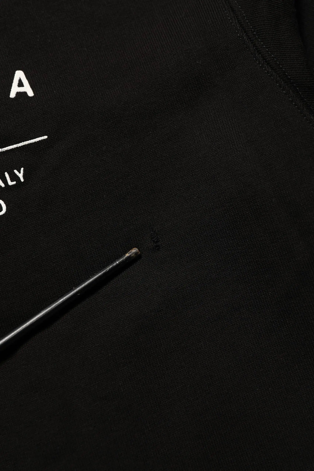 Sweatshirt dolce & gabbana en coton noir avec logo blanc et outil métallique fin posé dessus