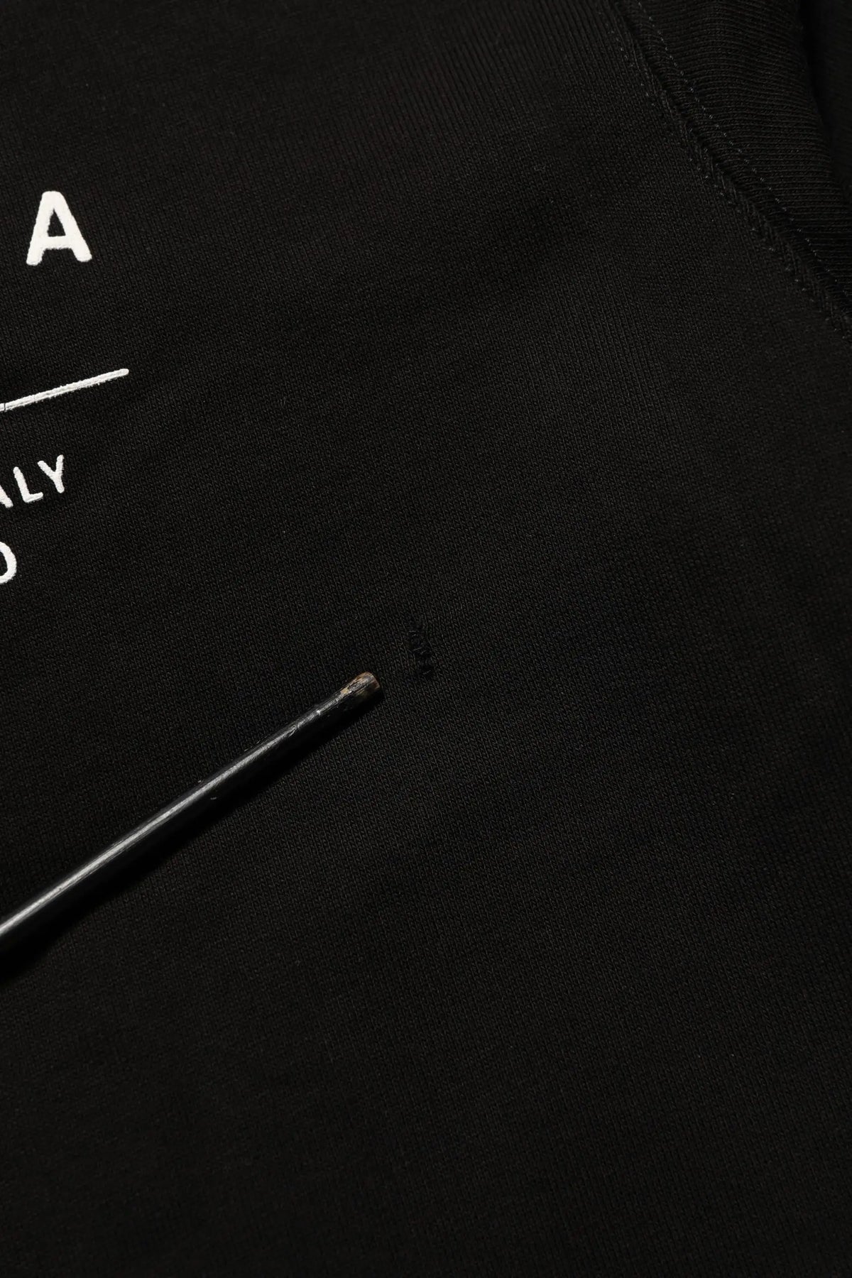 Sweatshirt dolce & gabbana en coton noir avec logo blanc et outil métallique fin posé dessus