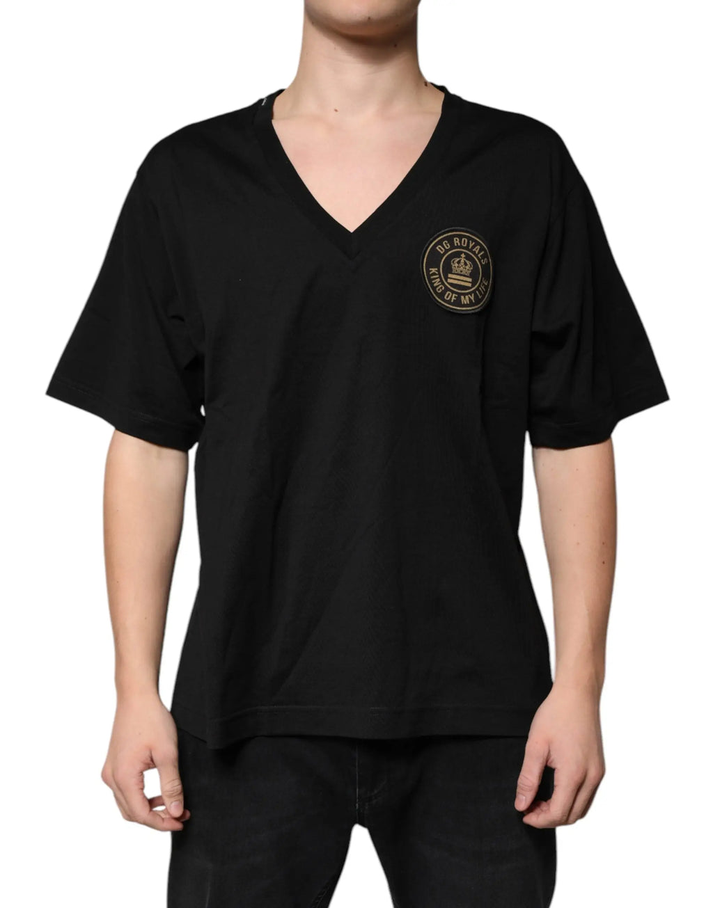 Dolce & Gabbana t-shirt noir en coton à col v avec logo doré circulaire et couronne sur la poitrine gauche