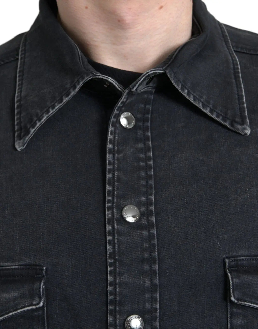 Chemise décontractée noire en denim coton avec boutons argentés et col classique de dolce & gabbana manches longues