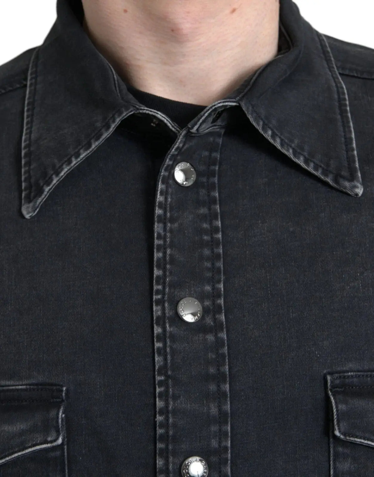 Chemise décontractée noire en denim coton avec boutons argentés et col classique de dolce & gabbana manches longues