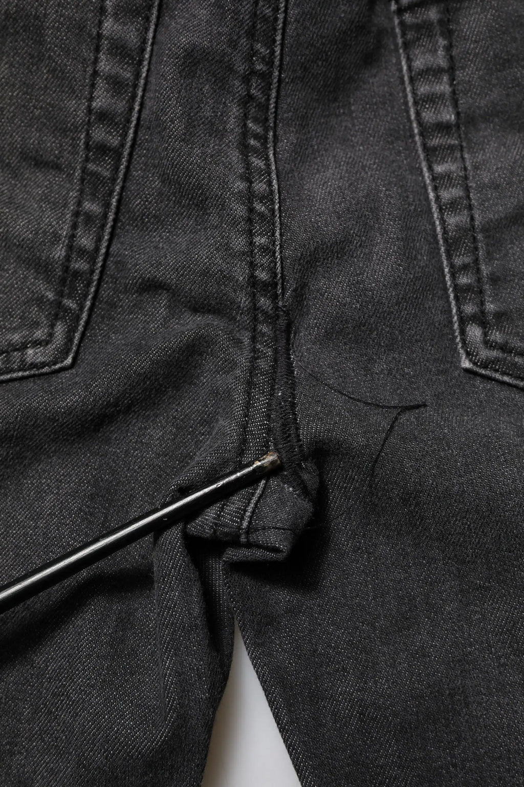 Dolce & gabbana jean skinny en denim coton noir avec texture délavée subtile et coutures renforcées