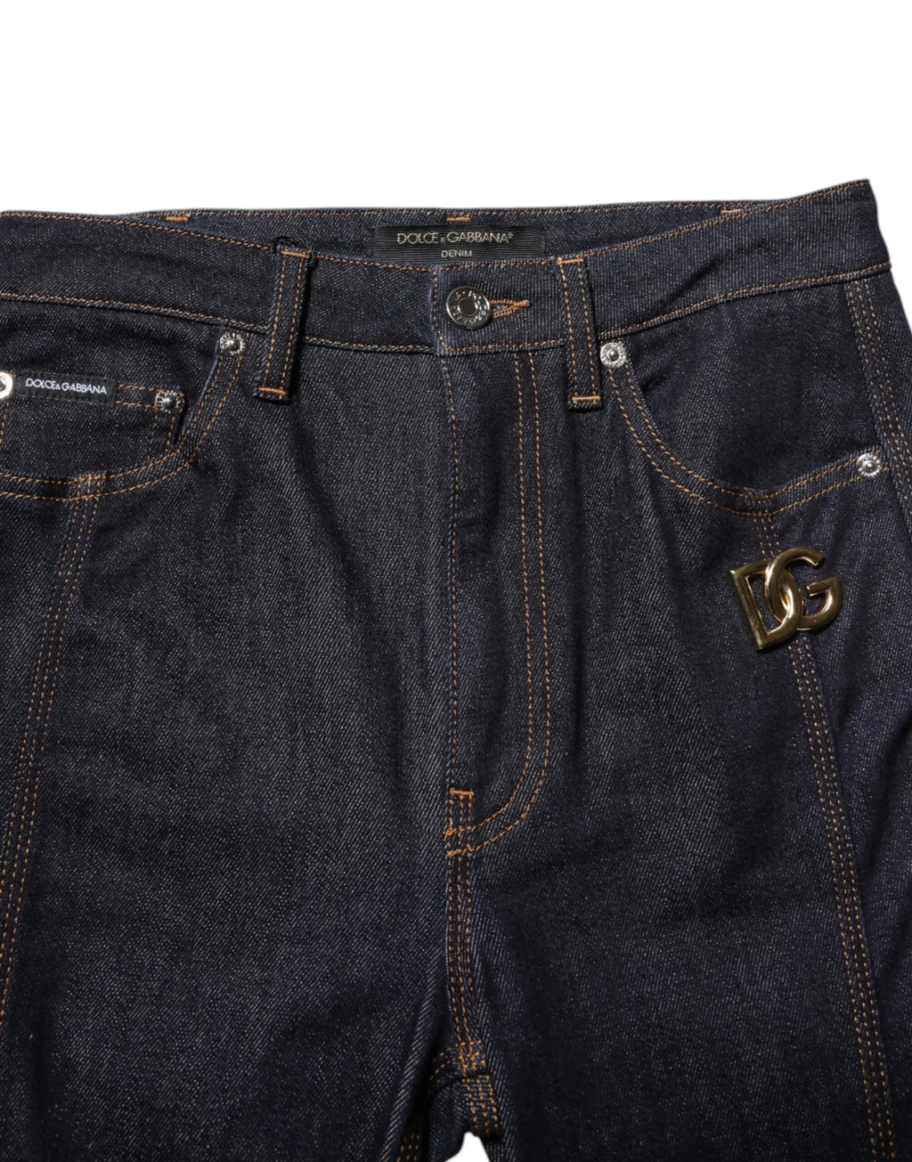 Jean bootcut en coton noir dolce gabbana avec patch logo dg doré sur la poche avant droite en denim bleu foncé