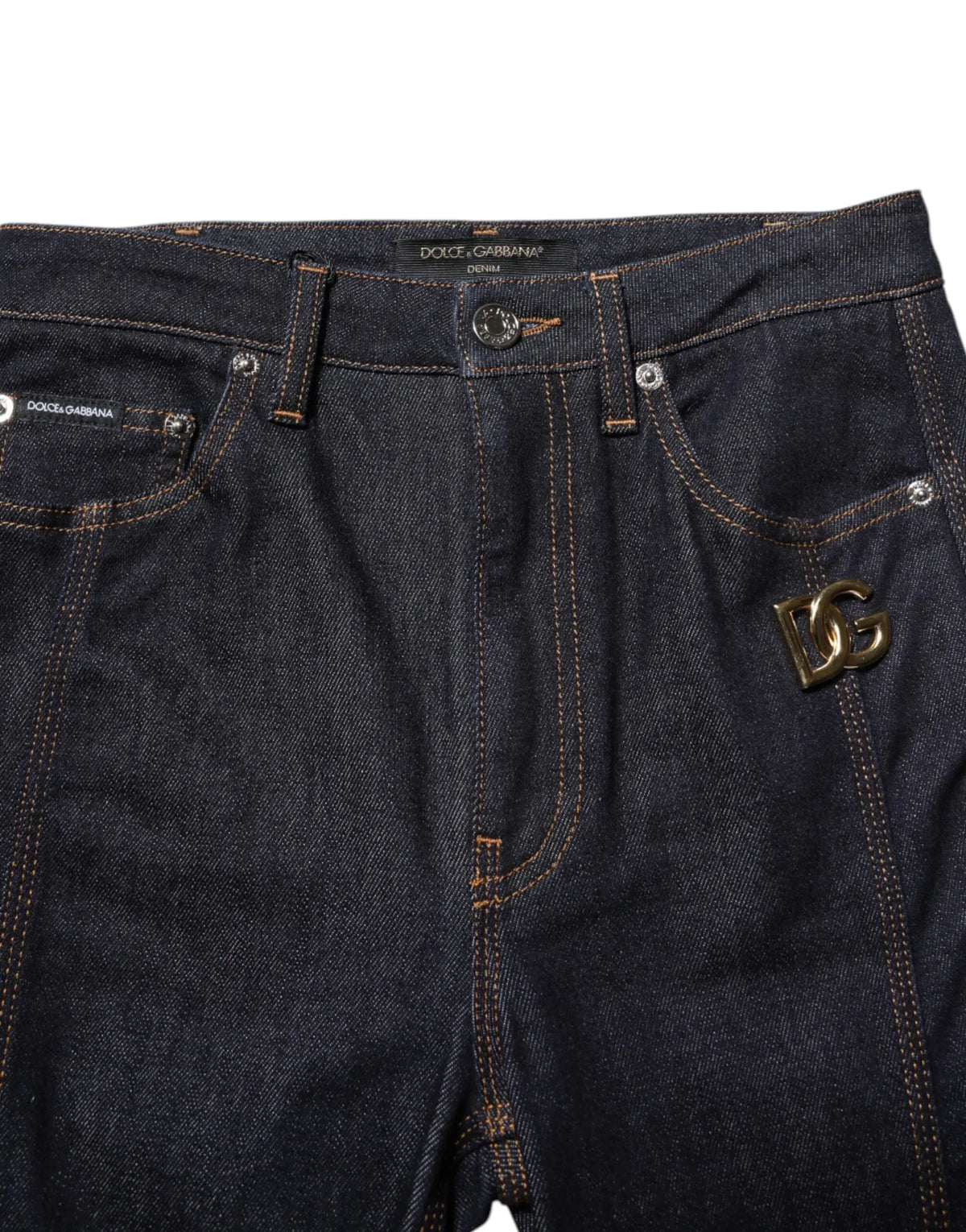 Jean bootcut en coton noir dolce gabbana avec patch logo dg doré sur la poche avant droite en denim bleu foncé