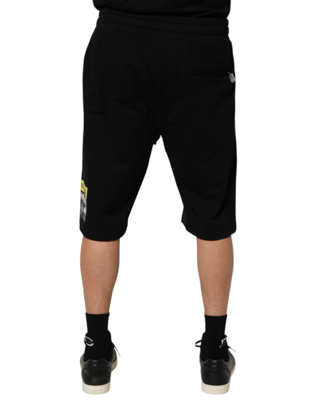 Dolce & gabbana short bermuda noir en coton mi taille avec patch graphique jaune et blanc sur la cuisse gauche