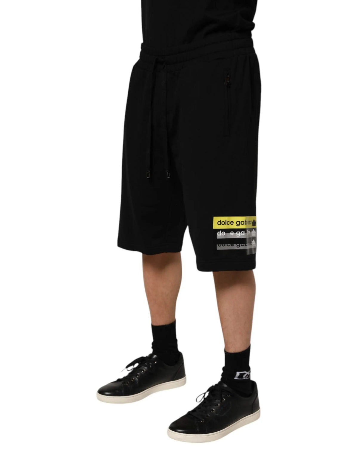Shorts dolce & gabbana noirs en coton avec patch graphique jaune et gris sur le côté pour un style décontracté