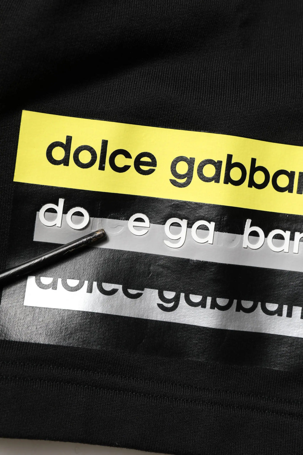 T-shirt noir dolce & gabbana en coton avec rayures jaunes et argentées et logo imprimé pour bermuda casual