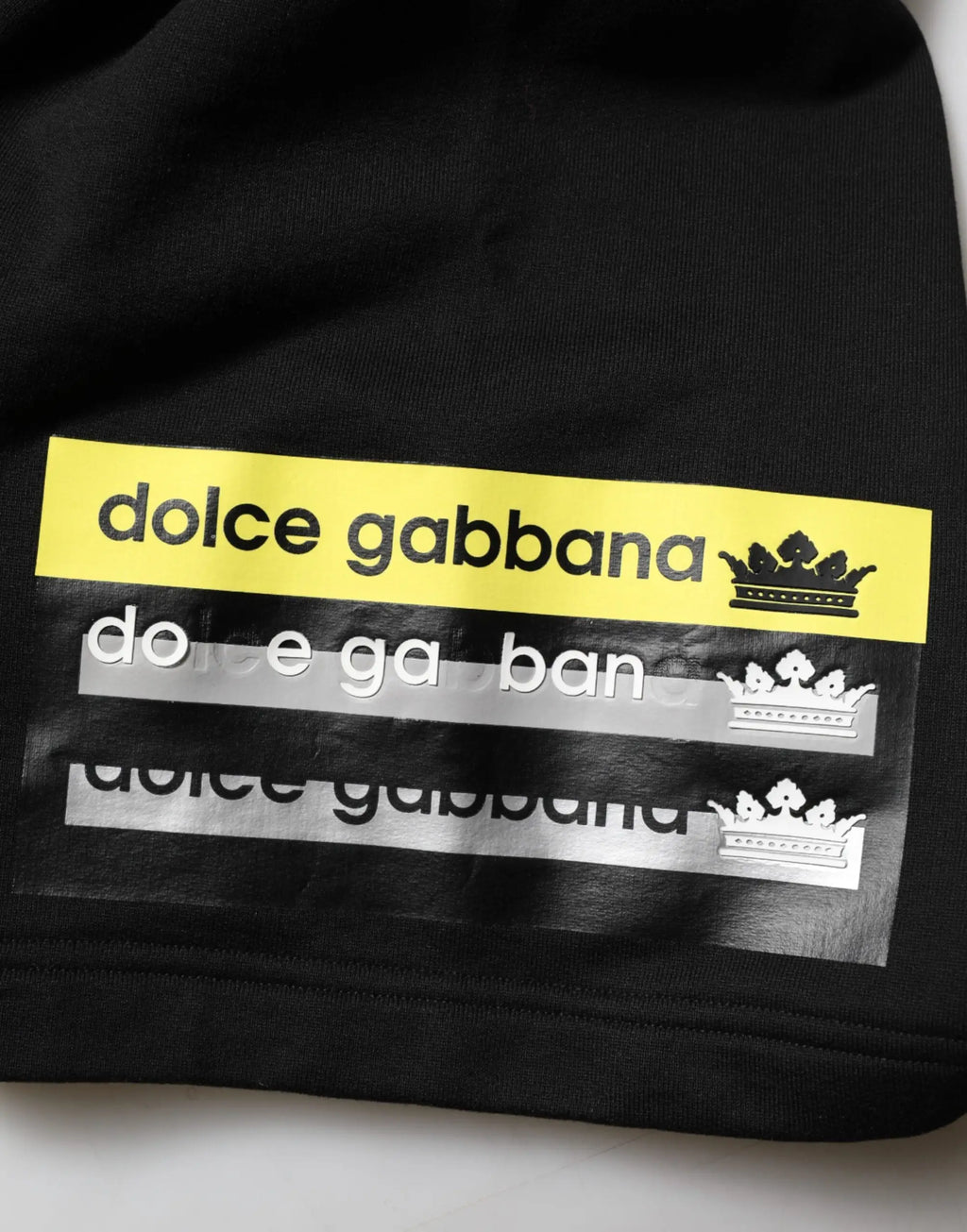 Dolce & Gabbana t-shirt noir en coton avec bande logo jaune et argent à motifs de couronnes pour short bermuda casual