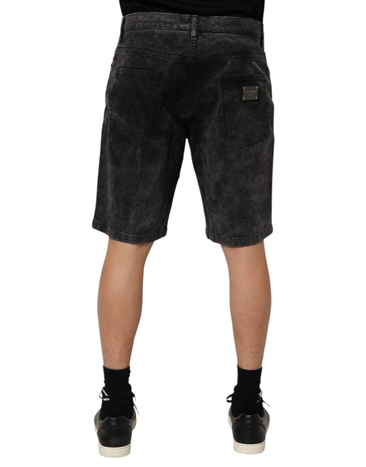 Vue de dos de bermuda homme en denim coton noir dolce & gabbana avec texture délavée et patch métallique