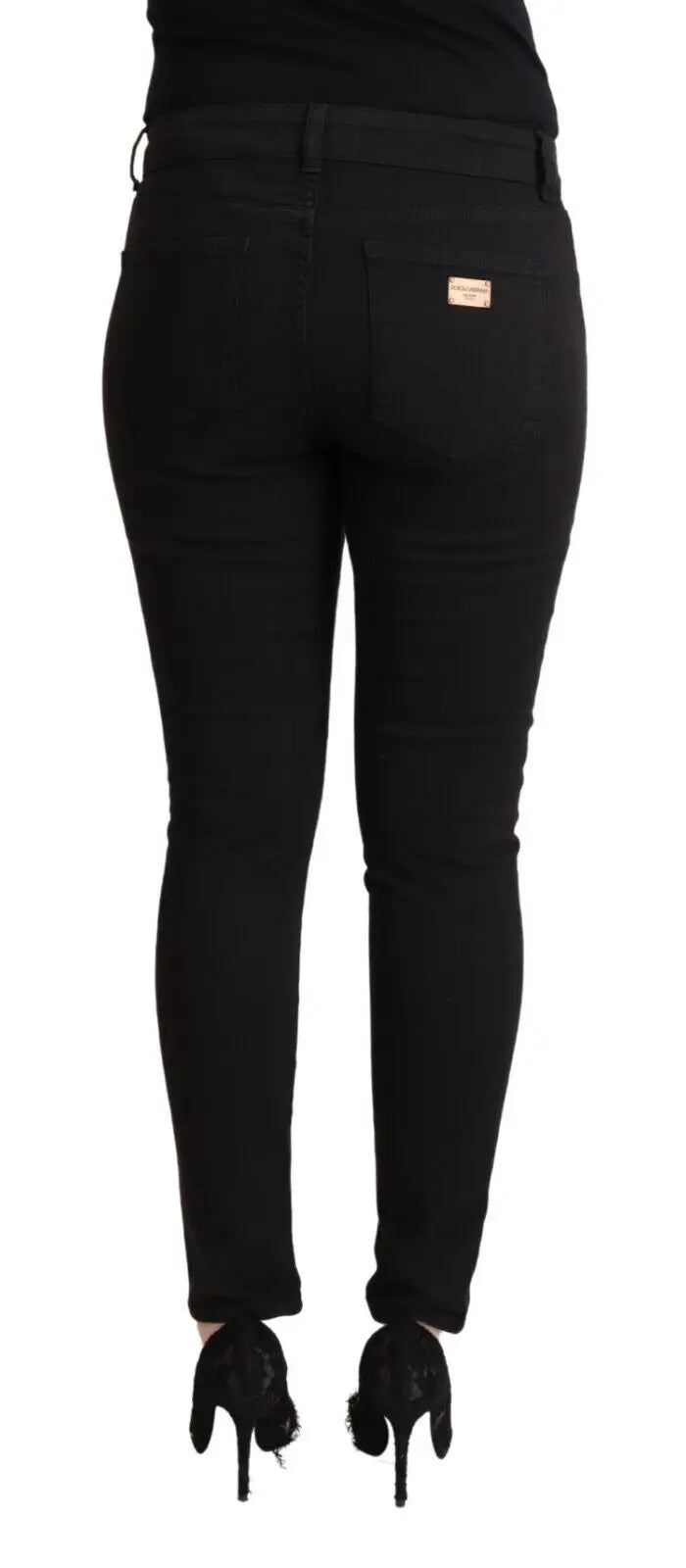 Vue arrière de jeans noirs en denim de coton dolce & gabbana slim fit taille mi-haute avec petite étiquette sur poche arrière