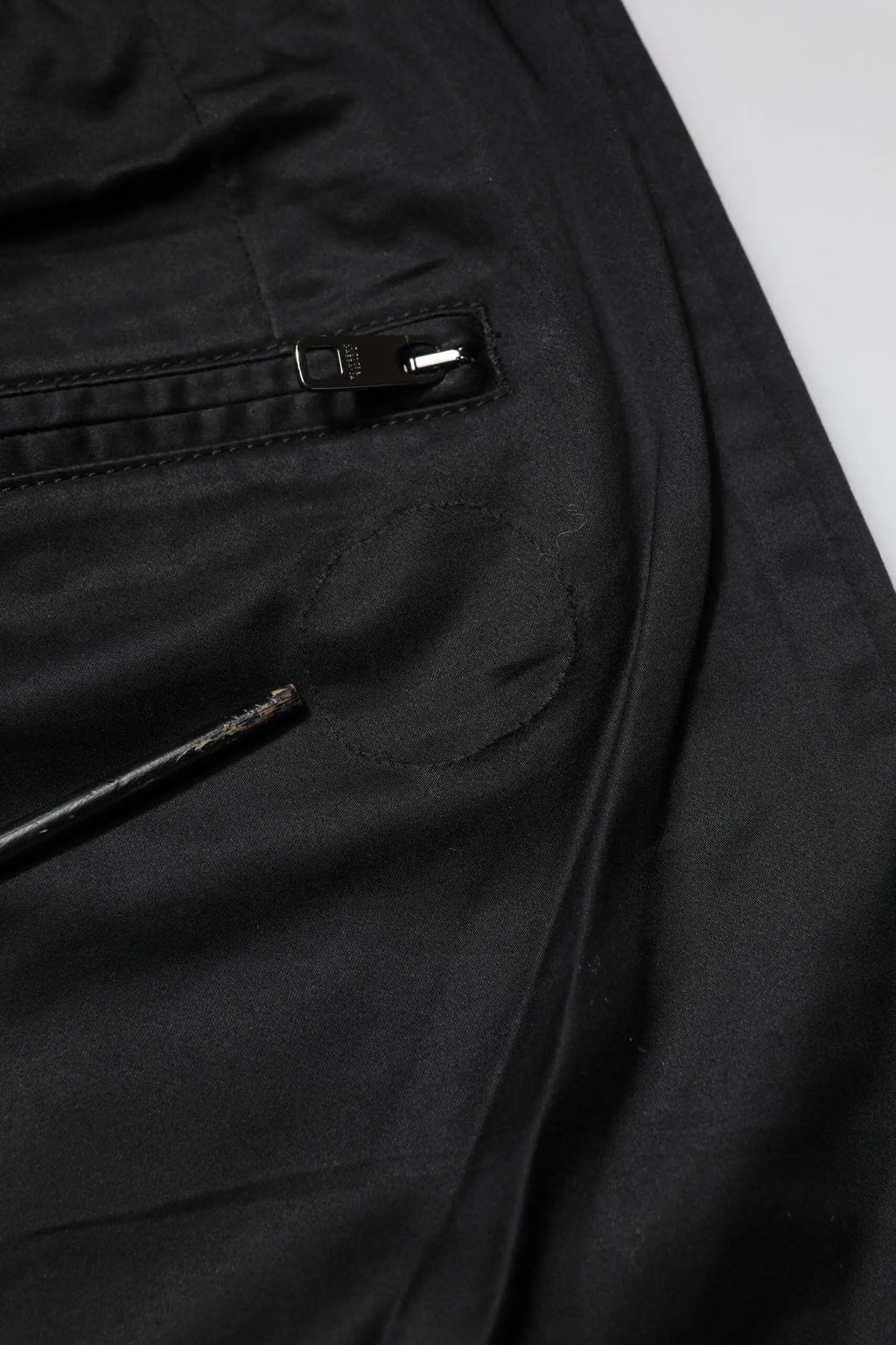 Veste noire en nylon avec poche zippée et coutures discrètes pantalon jogger mi taille coton dolce gabbana