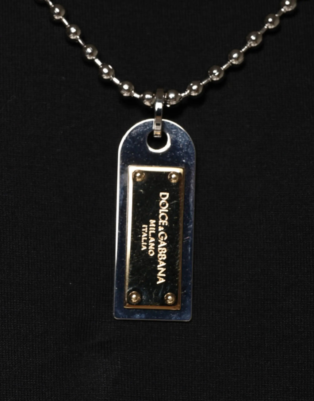 Collier noir en coton dolce & gabbana avec plaque rectangulaire dorée gravée et médaille chien argentée