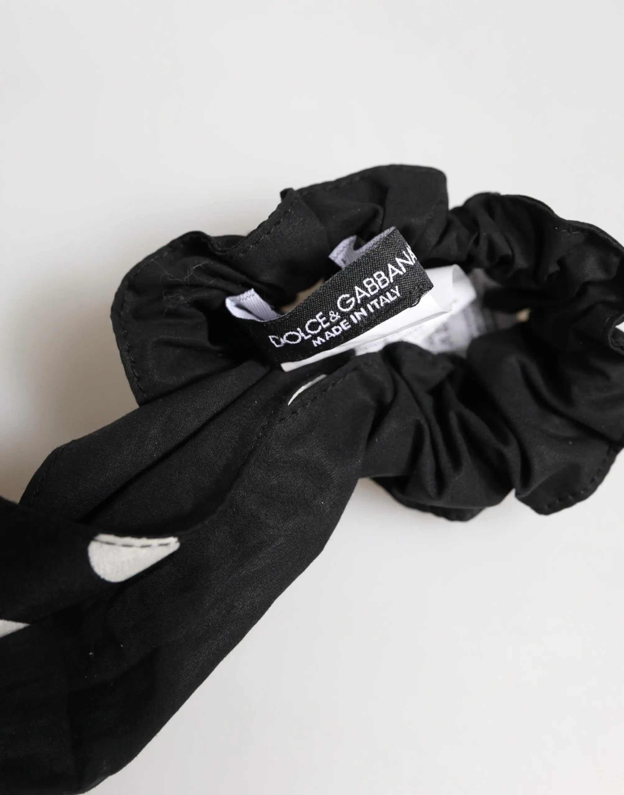 Dolce & gabbana scrunchie en coton noir avec détail brodé blanc et étiquette de marque, accessoire pour cheveux