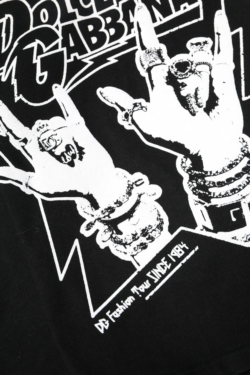 Dolce & gabbana t-shirt en coton noir manches courtes avec un imprimé blanc de mains faisant un geste rock ornées de bijoux