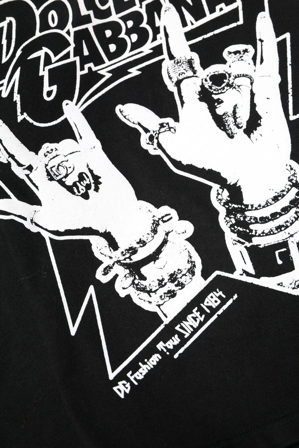 Dolce & gabbana t-shirt en coton noir manches courtes avec un imprimé blanc de mains faisant un geste rock ornées de bijoux