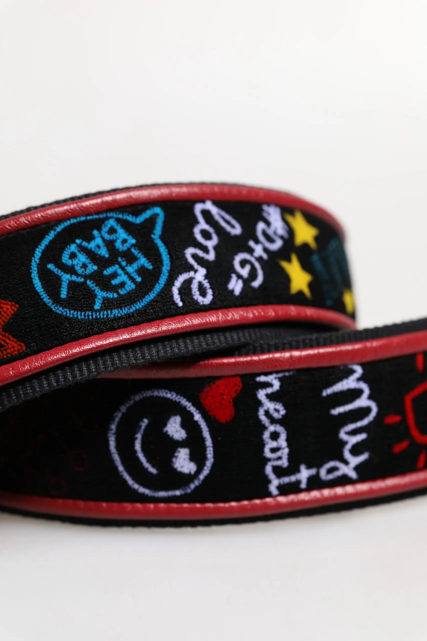 Dolce & Gabbana noir ceinture en coton avec bordure rouge et broderies colorées pour sac bandoulière femme