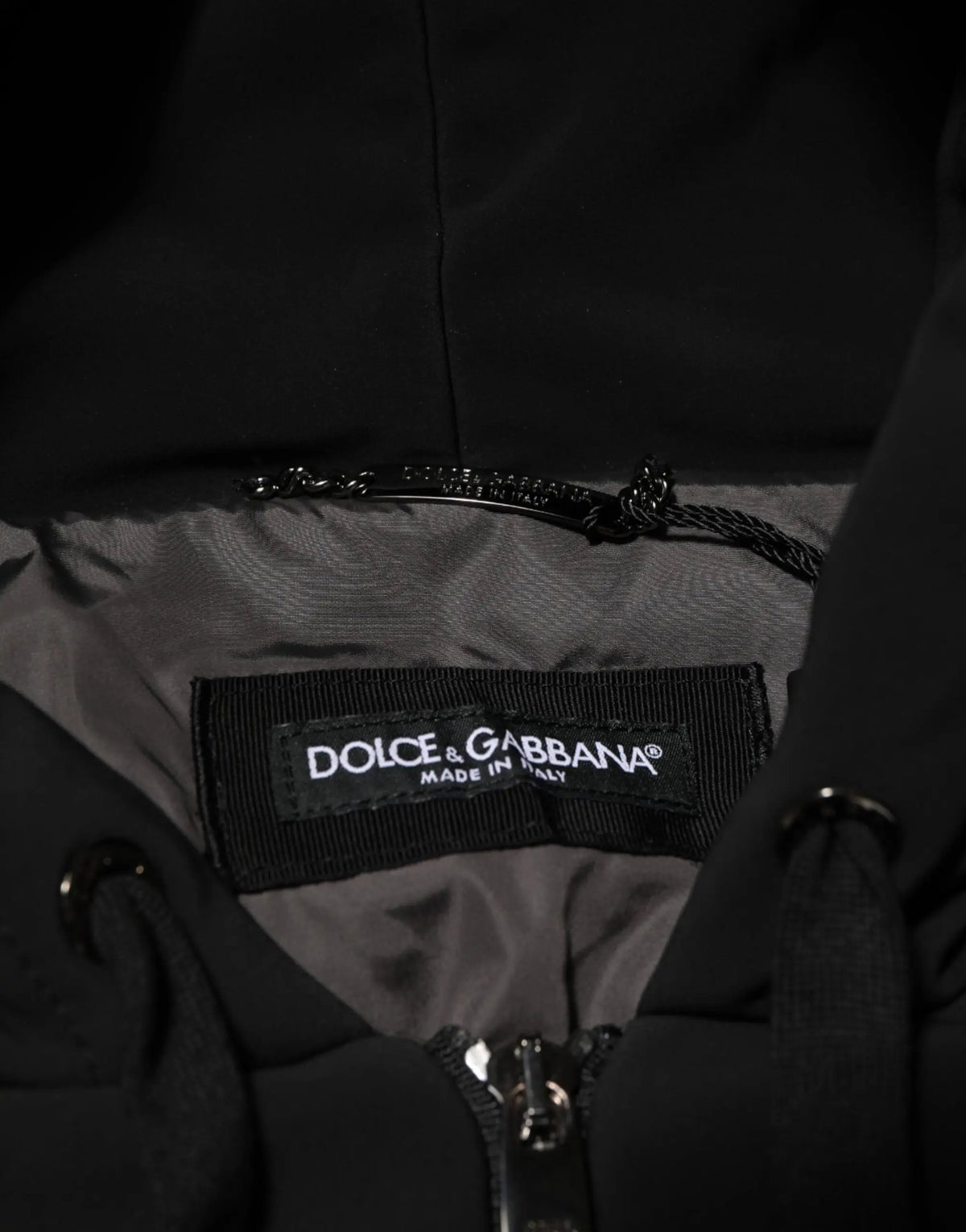 Veste dolce & gabbana noire en coton avec manches matelassées cloutées et fermeture éclair métallique élégante