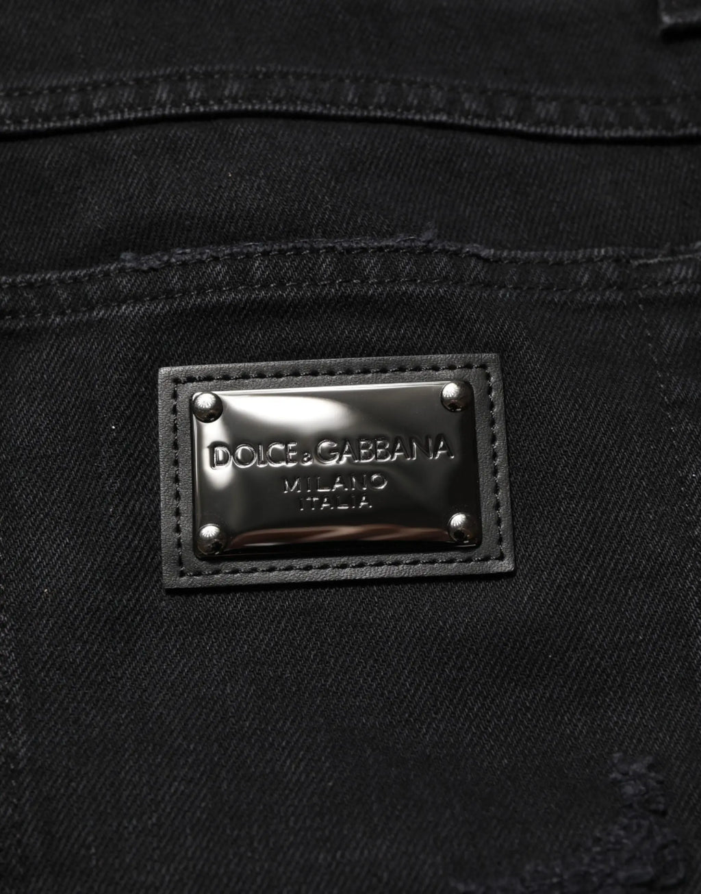 Jeans denim hommes dolce gabbana noirs en coton avec plaque métallique argentée marque milano italia au dos