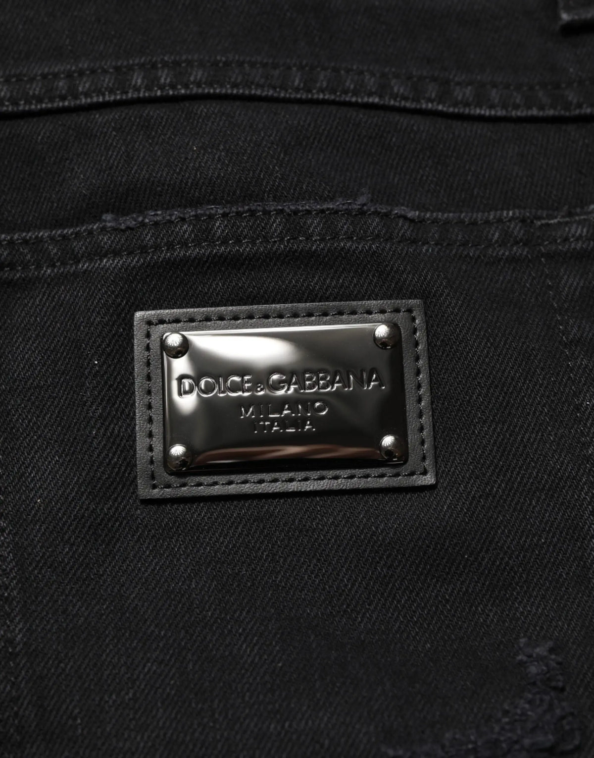 Jeans denim hommes dolce gabbana noirs en coton avec plaque métallique argentée marque milano italia au dos