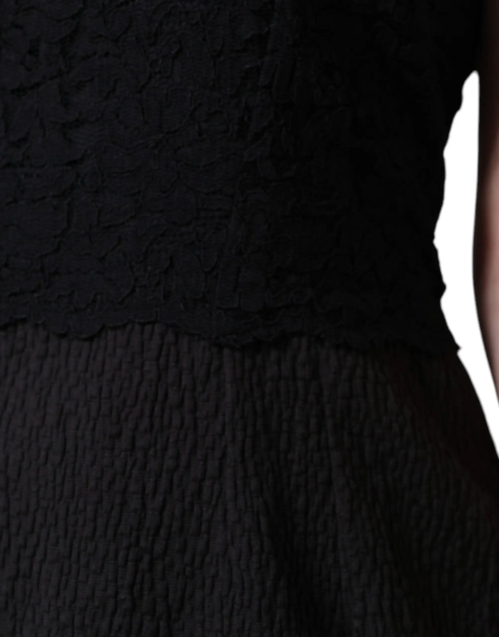Robe fourreau noire en coton dolce gabbana avec corsage en dentelle noire et jupe texturée au genou