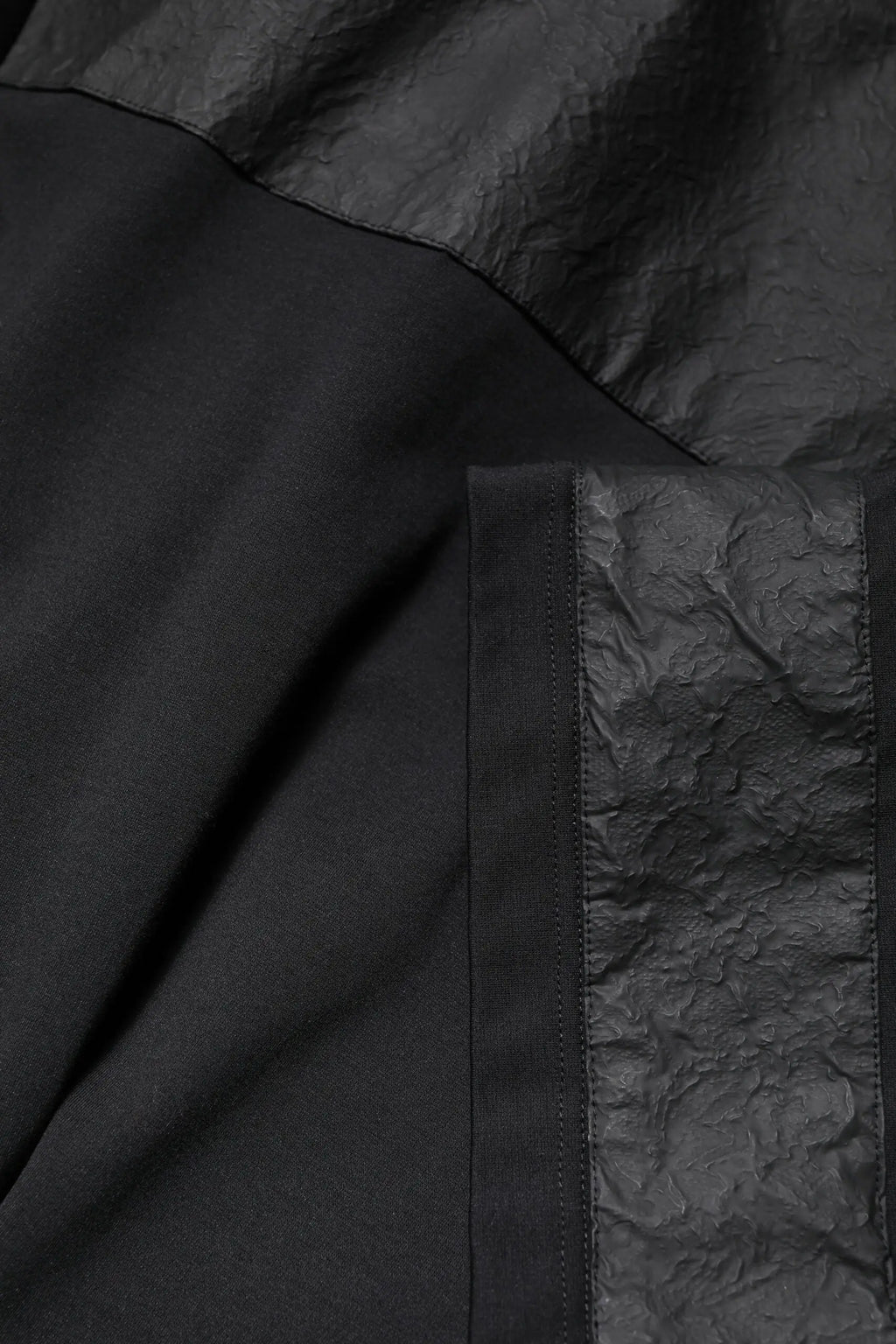 Veste noire dolce & gabbana en tissu mat lisse avec panneaux froissés texturés le long de la couture