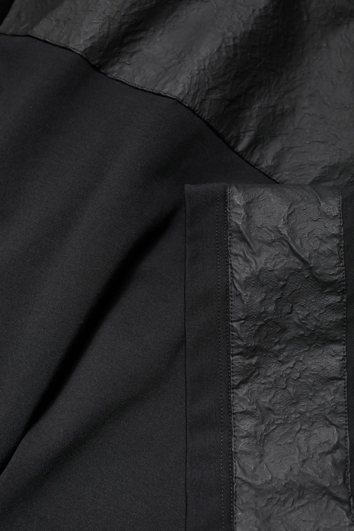 Veste noire dolce & gabbana en tissu mat lisse avec panneaux froissés texturés le long de la couture