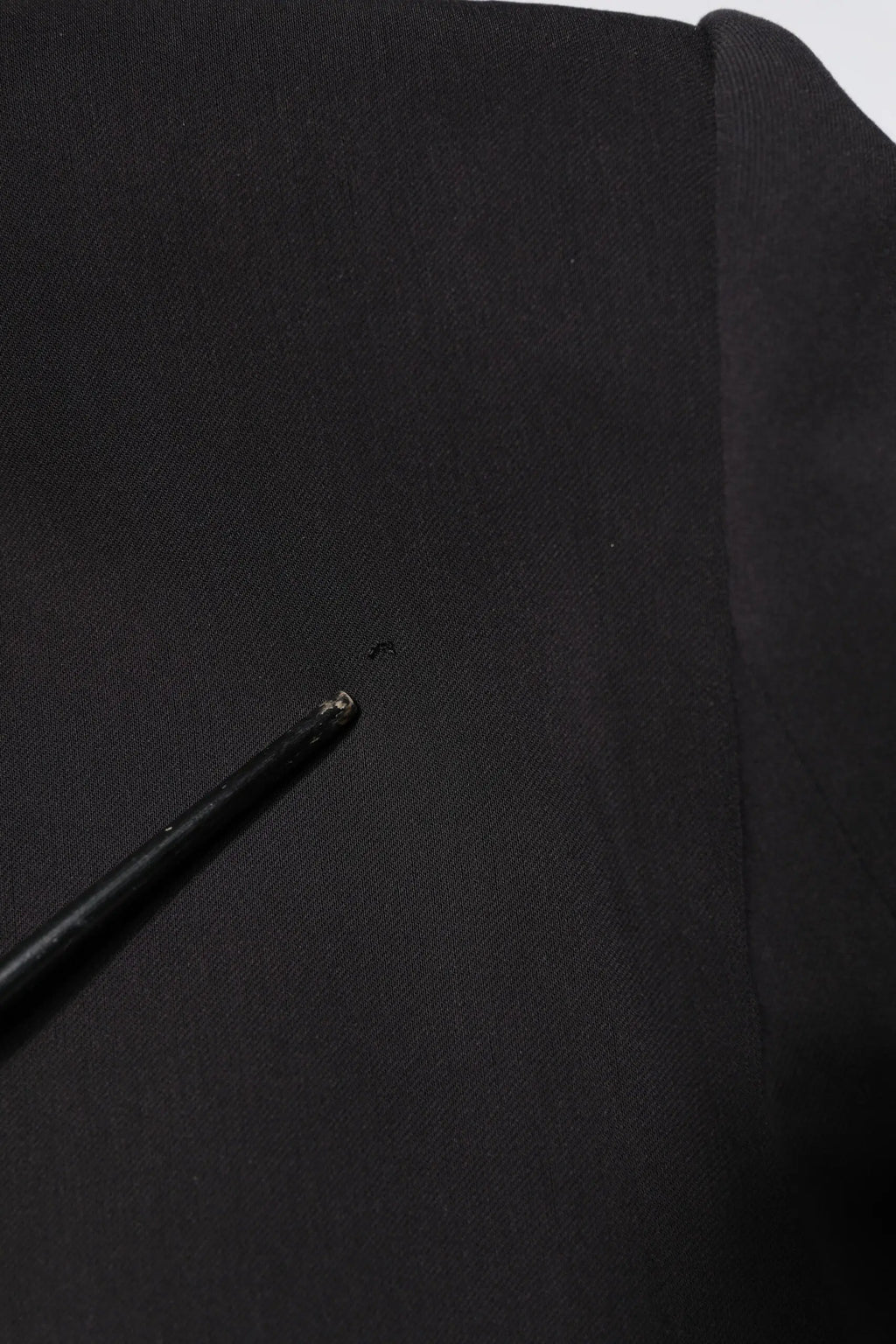 Ombrelle en tissu noir avec surface texturée et poignée noire accompagnant un costume dolce & gabbana coton noir à deux pièces à simple boutonnage