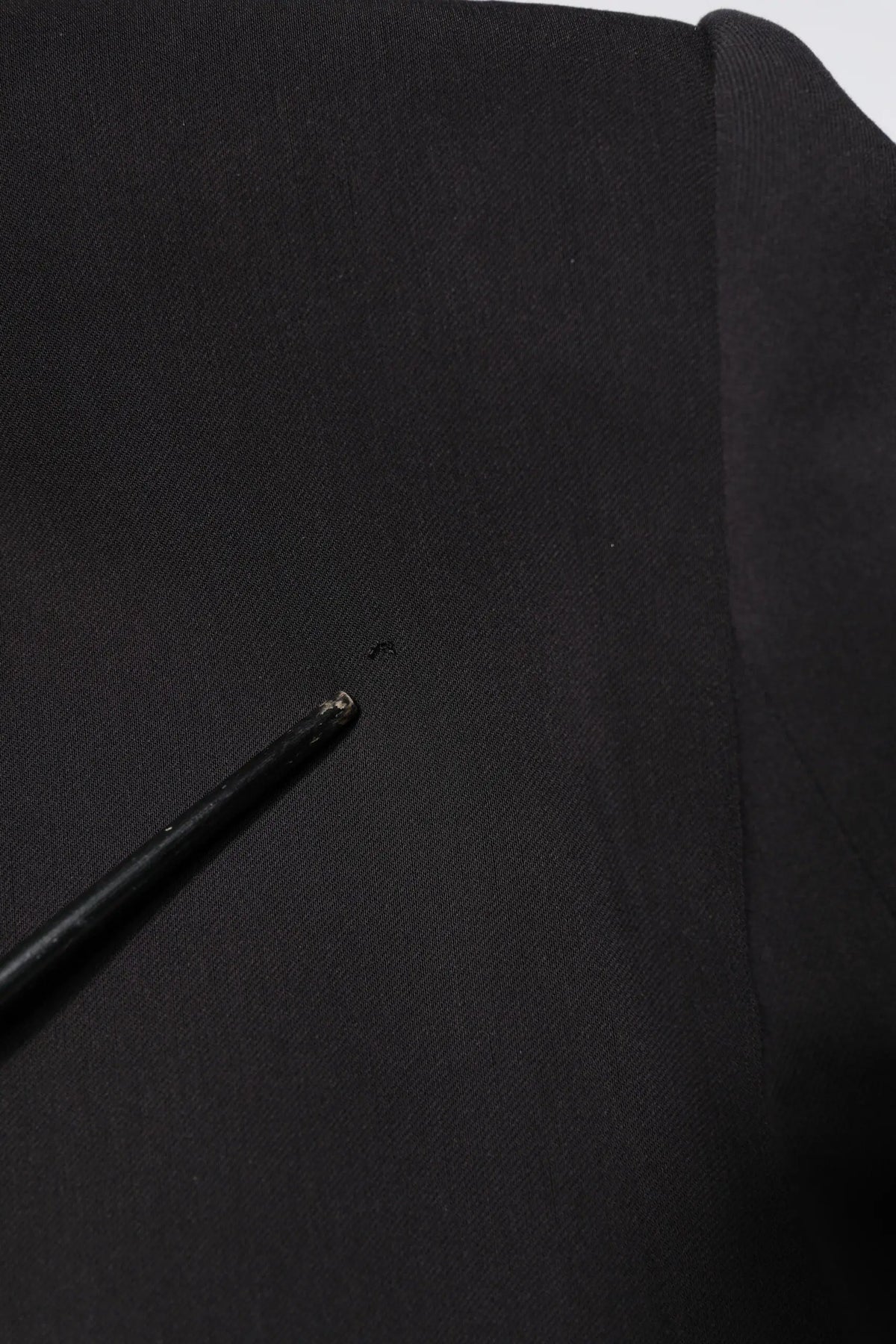 Ombrelle en tissu noir avec surface texturée et poignée noire accompagnant un costume dolce & gabbana coton noir à deux pièces à simple boutonnage