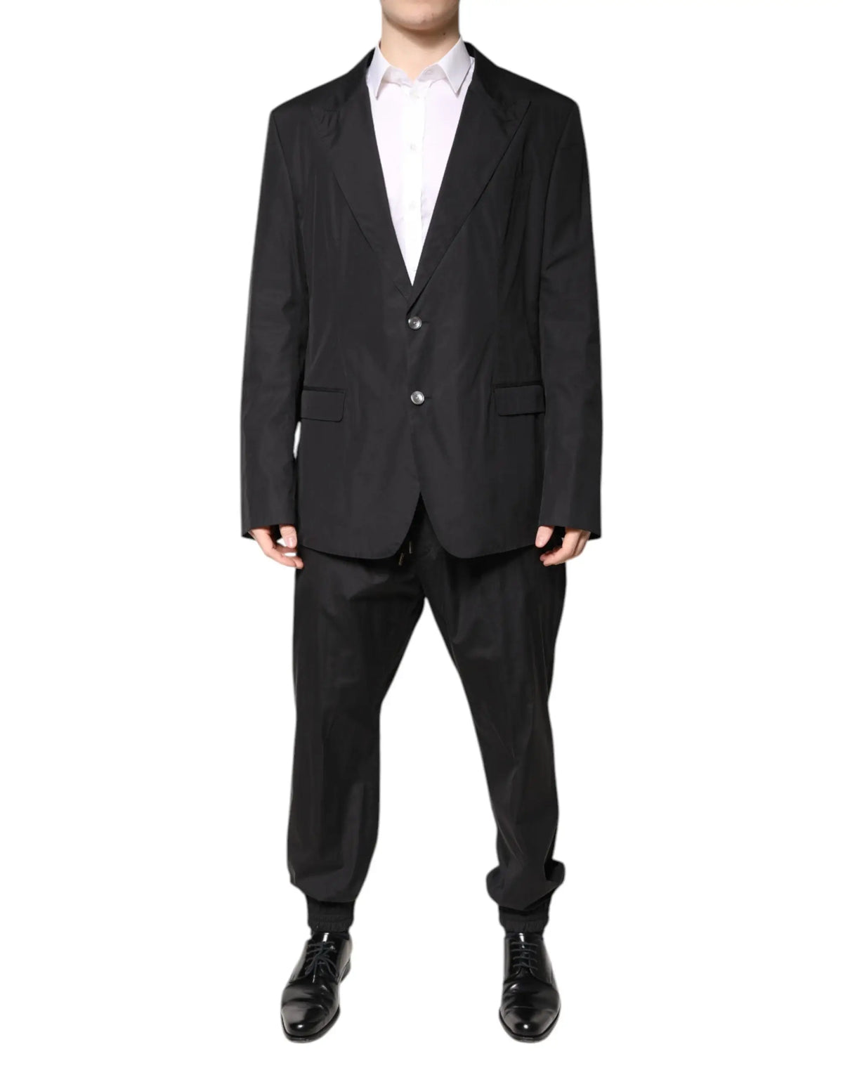 Blazer noir Dolce & Gabbana en coton, deux boutons et poches à rabat, porté sur une chemise blanche