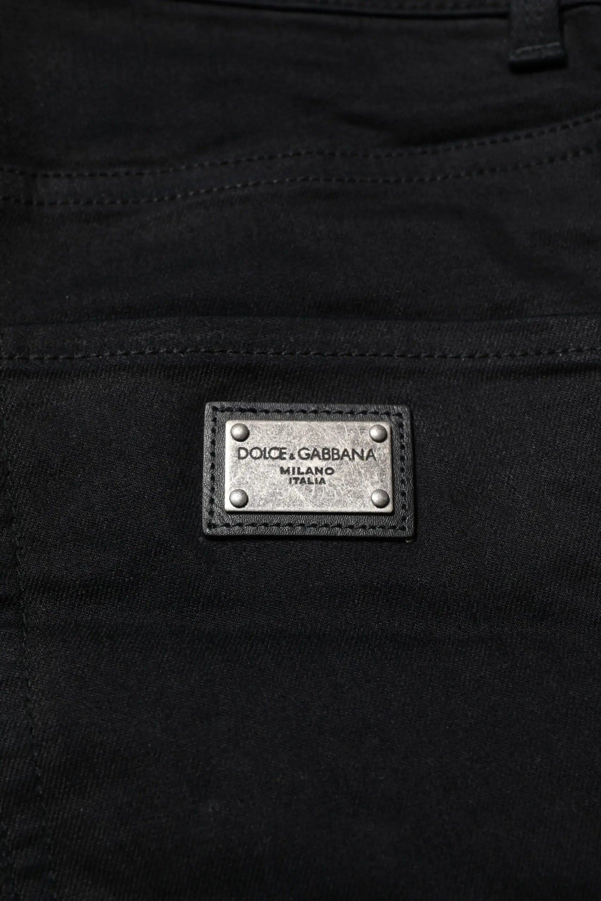 Jean skinny en denim noir en coton dolce gabbana avec plaque metal argent bordee de cuir noir et rivets