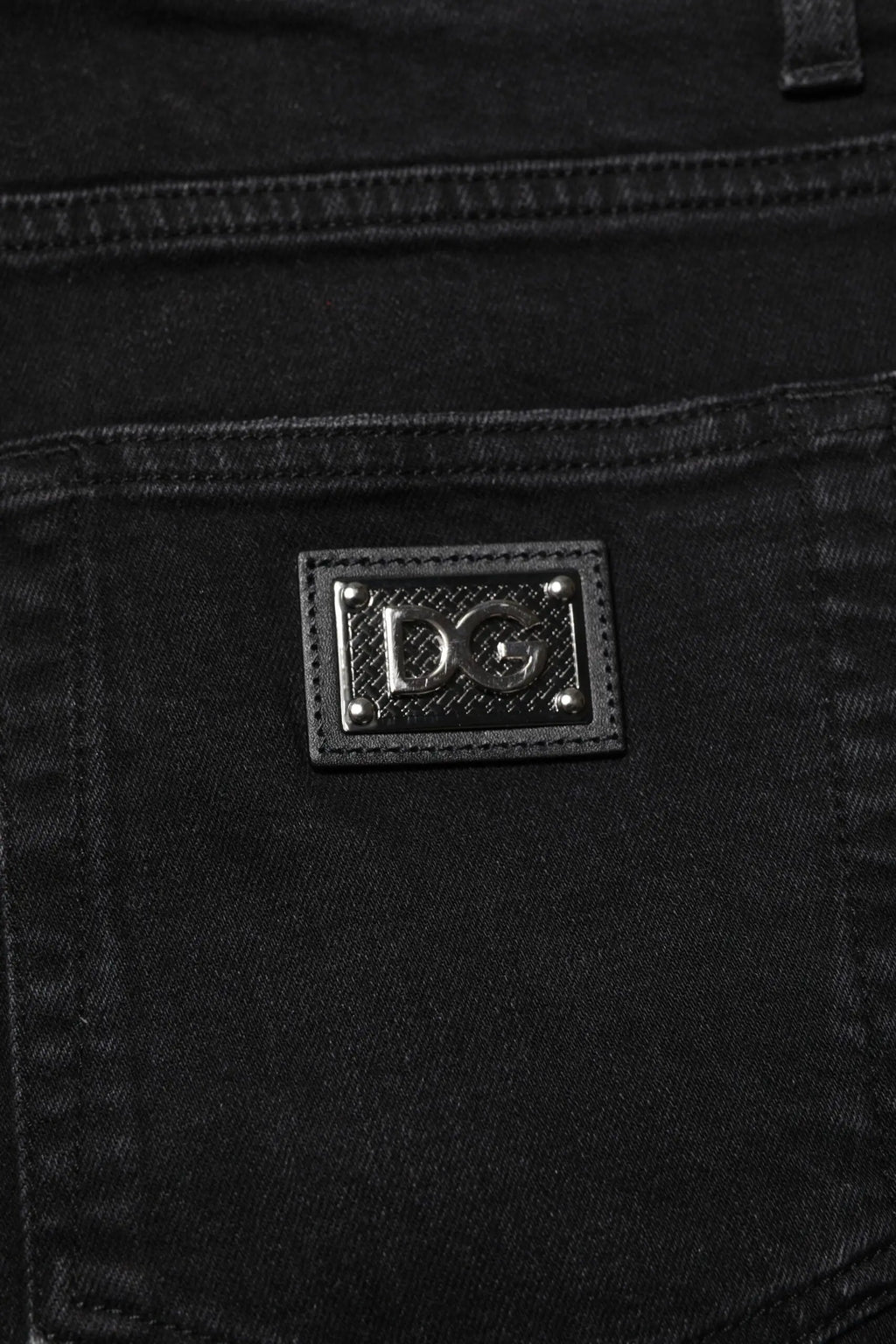 Jeans skinny homme en coton noir dolce et gabbana avec patch logo dg rectangulaire clouté argenté au dos